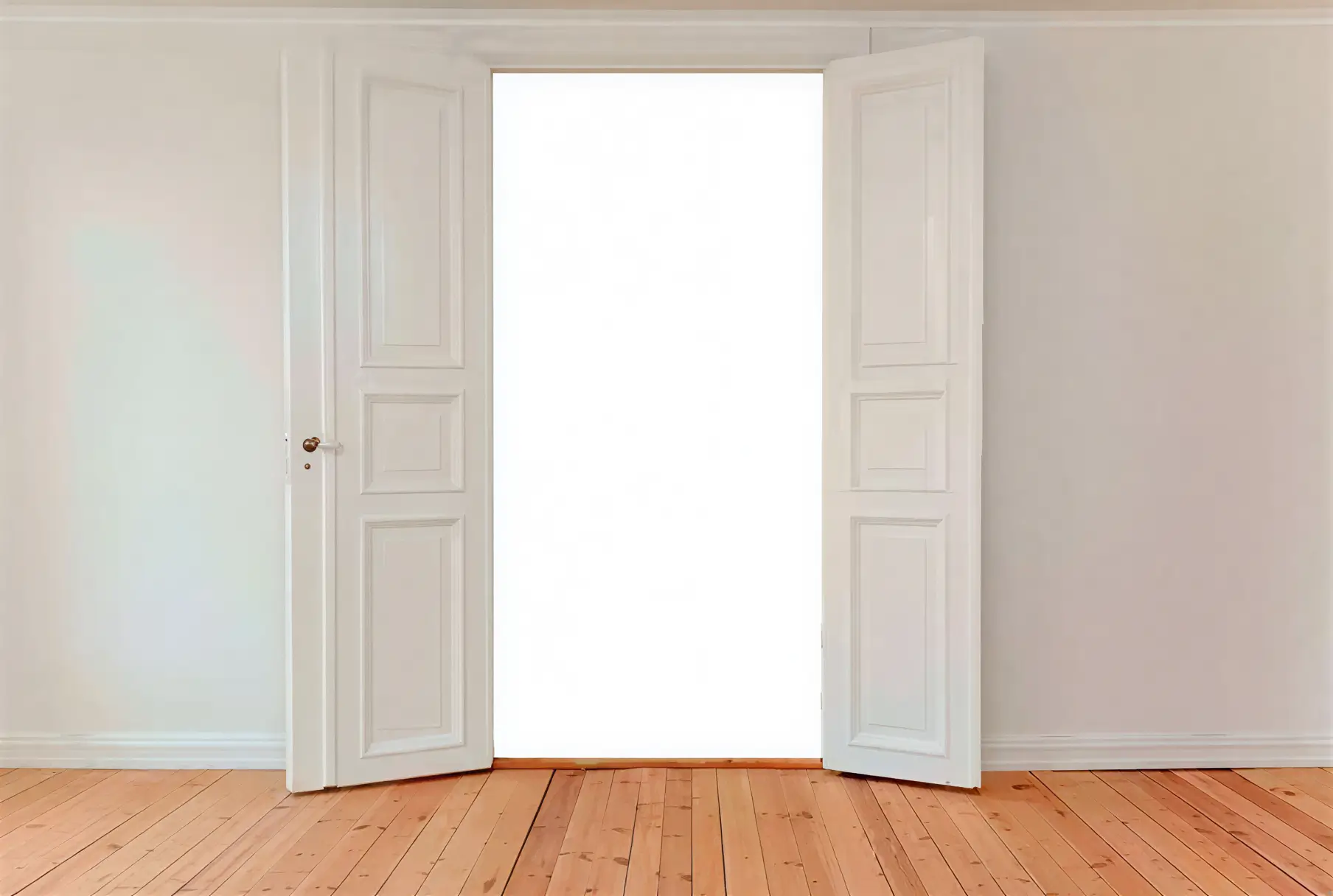 Los Pintores Ciudad Real lacando puerta interior en blanco con acabado profesional