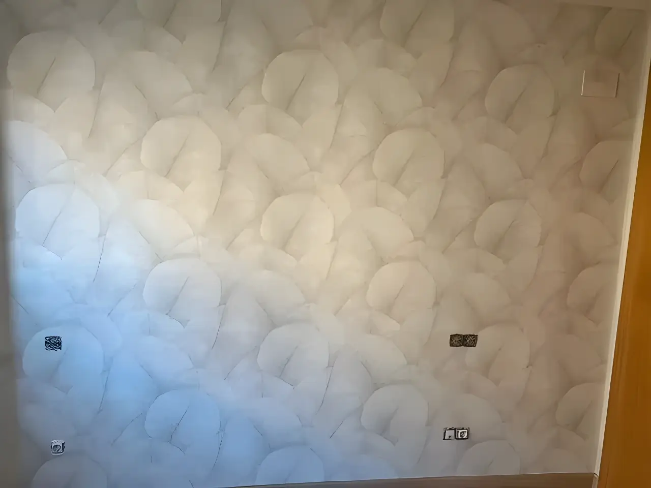 Los Pintores Ciudad Real aplicando papel pintado de textura clara en salón reformado