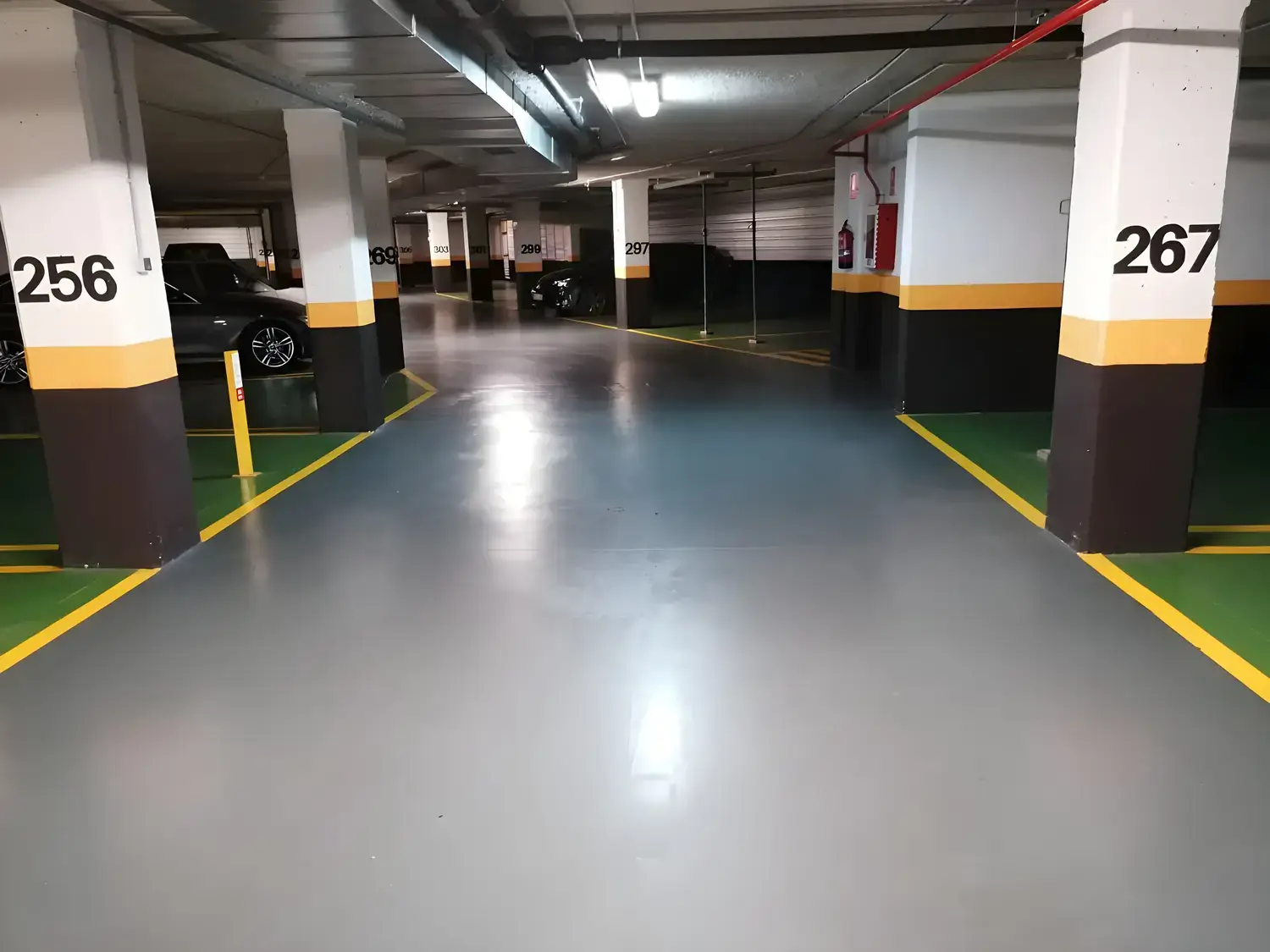 Garaje comunitario pintado y señalizado por Los Pintores Ciudad Real