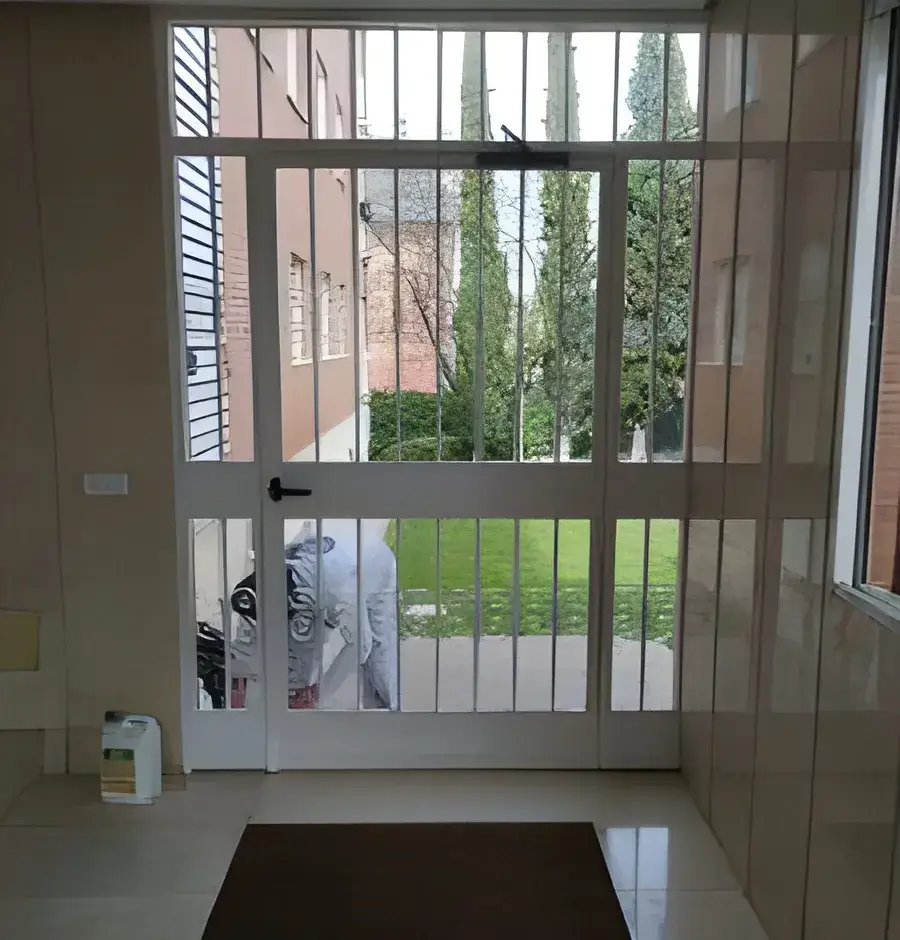 Portal de comunidad pintado por Los Pintores Ciudad Real con acabado luminoso