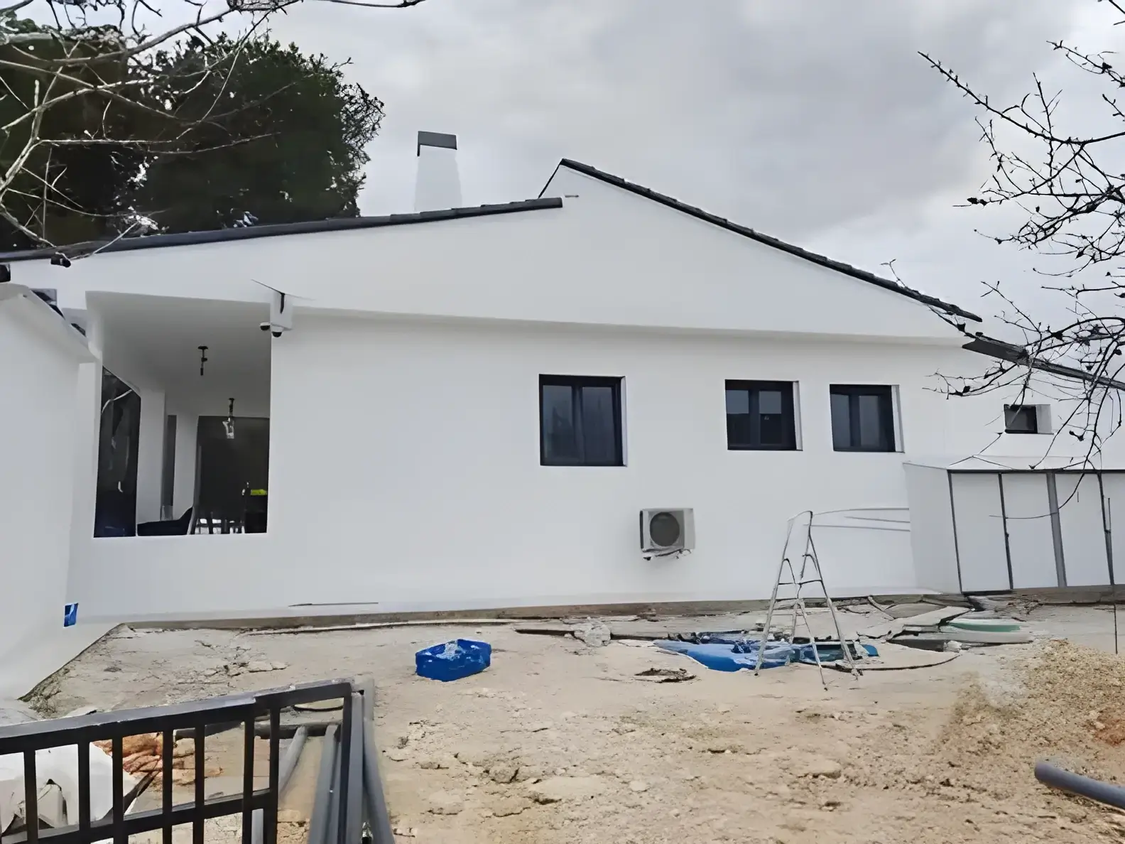 Los Pintores Ciudad Real Fachada de chalet blanco recién pintada con acabado profesional