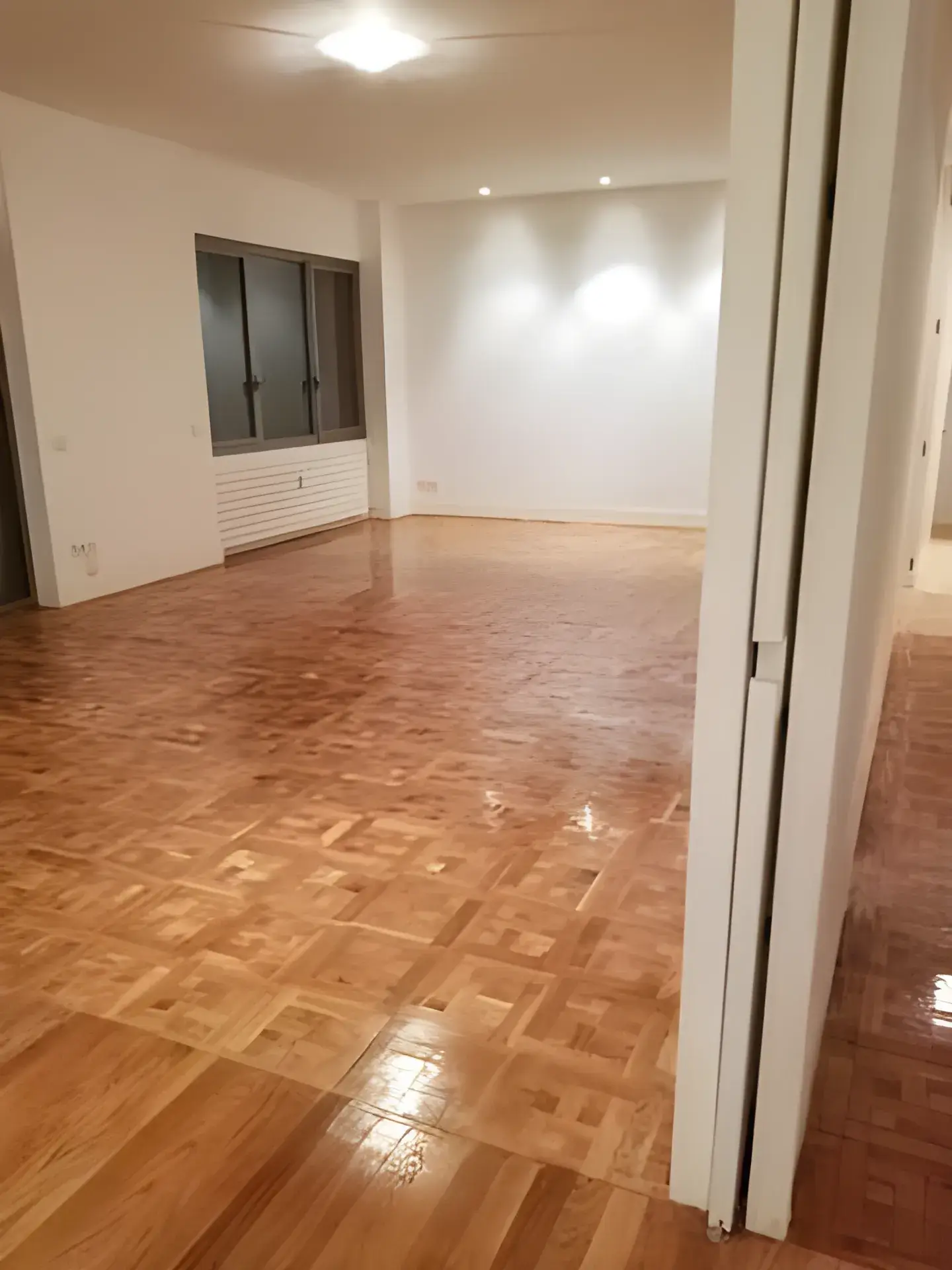 Salón amplio pintado en blanco por Los Pintores Ciudad Real, acabado limpio y luminoso