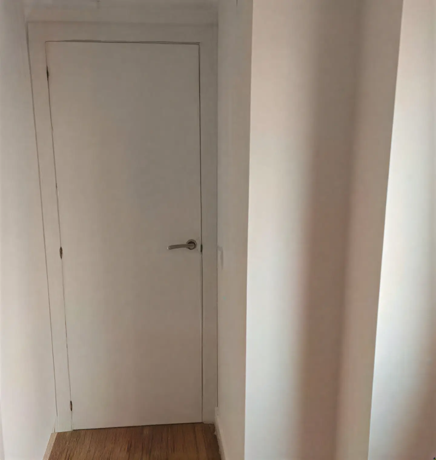 Puerta interior lacada en blanco en pasillo realizada por Los Pintores Ciudad Real