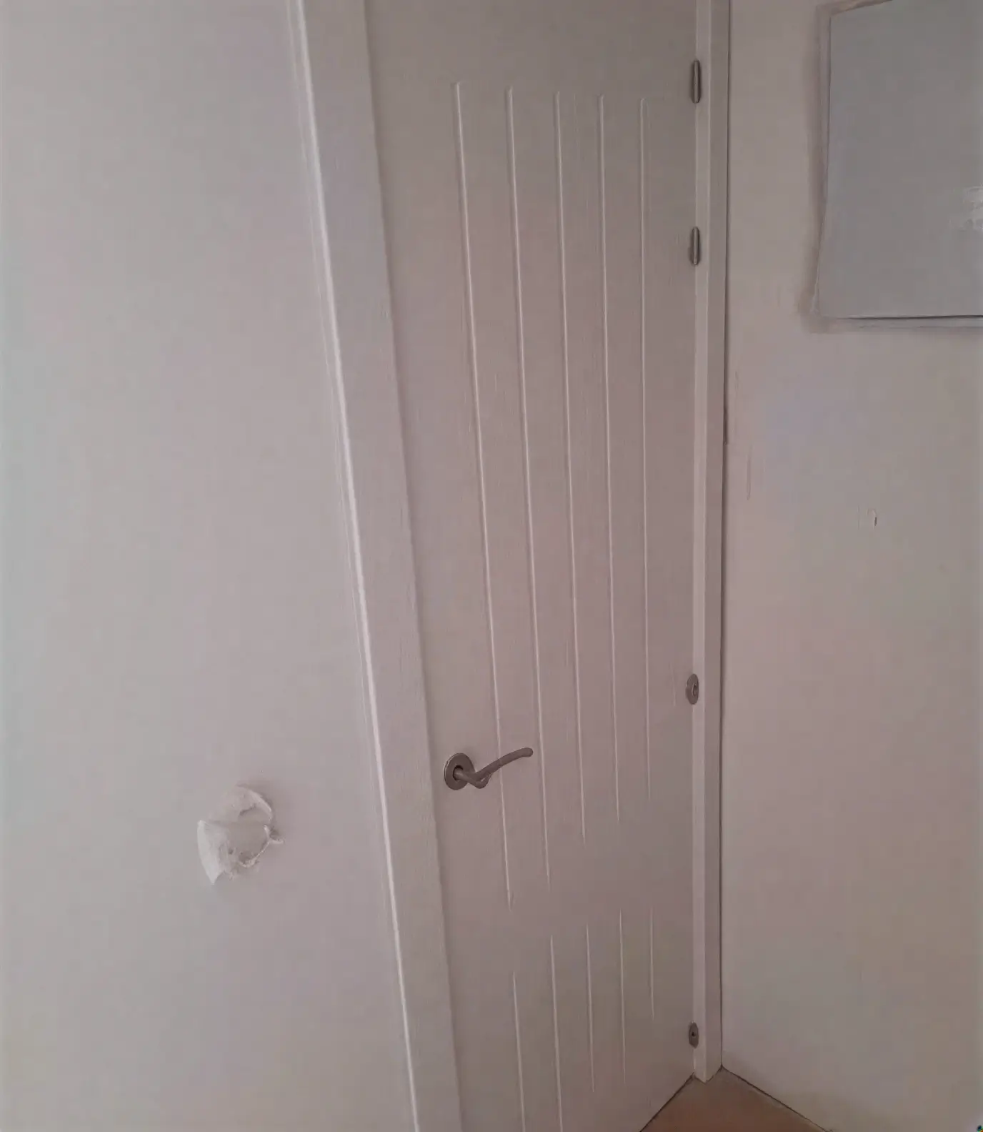 Puerta moderna con ranuras lacada en blanco por pintores profesionales en Ciudad Real