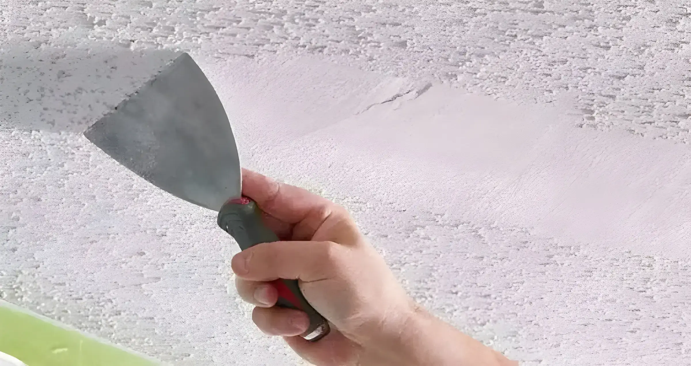 Los Pintores Ciudad Real eliminando el gotelé con espátula para dejar la pared lisa